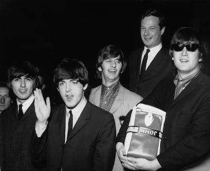 Los Beatles y Brian Epstein, en el aeropuerto de Londres en 1964.