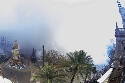 El imponente Moisés de la falla de la plaza del Ayuntamiento de Valencia rodeado del humo de la 'mascletà'.