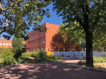 La entrada del instituto público Pablo Neruda, en Leganés.