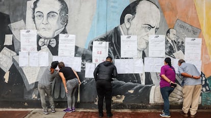 Ciudadanos ubican su mesa electoral en un centro de votación este domingo, en Caracas (Venezuela).