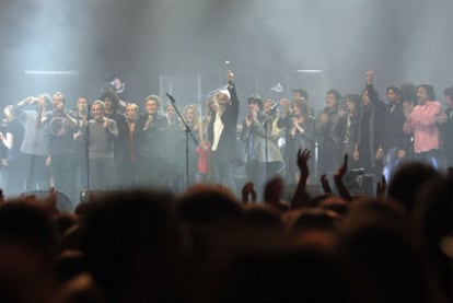Todos los artistas que participaron en el concierto de homenaje a Antonio Vega se reunieron al final en el escenario.