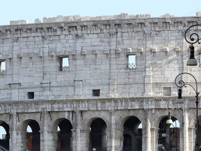 Vista del Coliseo de Roma tras la finaliación de la primera fase de restauración.