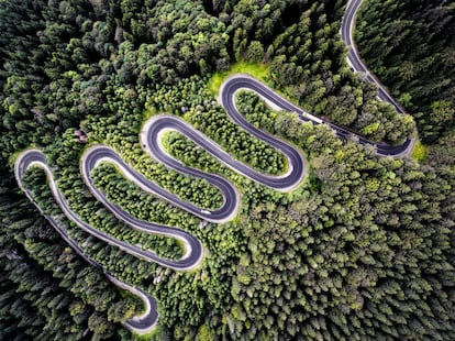 O segundo prêmio da categoria Natureza foi para <a href="http://www.dronestagr.am/author/deepbluero/">Calin Stan</a>, romeno de 30 anos que há mais de uma década se dedica profissionalmente à fotografia. A imagem, publicada no Dronestagram, foi feita sobre a estrada que leva à Transilvânia: "A Cheia DN1A, essa que, segundo a lenda, era a que o Conde Drácula via quando voava”. Stan contou à rede social que esta foi a primeira estrada que fotografou com seu drone para o Projeto Estradas da Transilvânia.