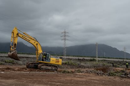 Operarios de obra, protegidos por agentes de seguridad, continúan las labores de construcción de la urbanización turística Cuna del Alma en Adeje, Tenerife.