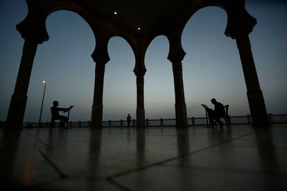 Dos palestinos leen el Corn en una mezquita en la ciudad de Gaza.