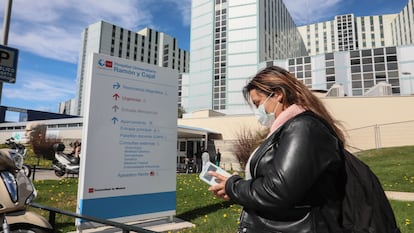 Una trabajadora del Hospital Ramón y Cajal de Madrid esperando el resultado de la prueba del coronavirus que ha realizado en su propio centro.
