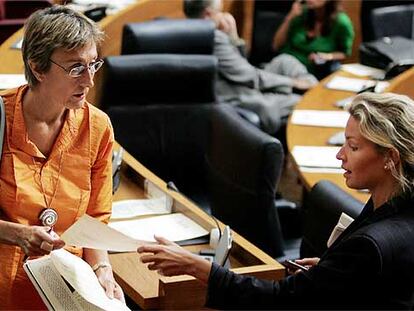 La socialista Consuelo Catalá entrega el escrito de reprobación a la popular Elvira Suances.