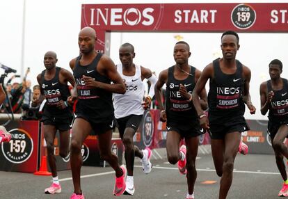 Kipchoge ha corrido cada kilómetro a una media de 2 minutos y 50 segundos para bajar de las dos horas, lo que equivale a 422 carreras consecutivas de 100m a 17s cada una, sin descanso entre ninguna. En la imagen, el inicio de la prueba este sábado en Viena.