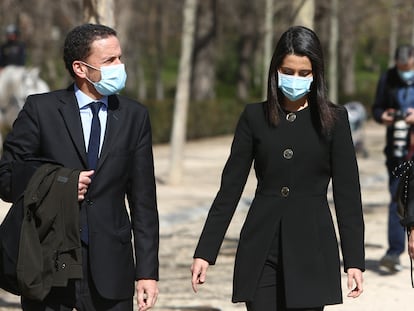 La presidenta de Ciudadanos, Inés Arrimadas y el portavoz parlamentario del partido, Edmundo Bal, acuden al acto con motivo del 17 aniversario del atentado del 11-M, en el Bosque del Recuerdo del Parque del Retiro, en Madrid.