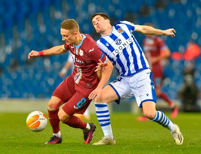 El centrocampista crota del Rijeka Tibor Halilovic protege el balón ante Zubeldia este jueves en Anoeta.