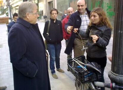 Una propietaria afectada se queja a Jurado de que le acaban de destrozar a golpes tanto la bicicleta como el candado. Y mientras defiende su derecho a aparcar en la vía pública pregunta al concejal quién le va pagar los desperfectos.