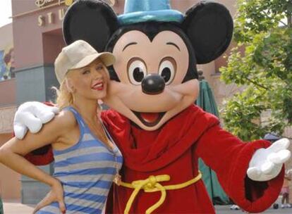 Christina Aguilera ha ido a visitar a su viejo amigo Mickey Mouse en los estudios de Disney. Aunque Christina comenz su carrera infantil en el programa <i>Bsqueda de estrellas</i>, en 1990, el impulso defiitivo le lleg tres a?os ms tarde, tras unirse al equipo de Disney Channel en <i>El nuevo club de Mickey Mouse</i>.