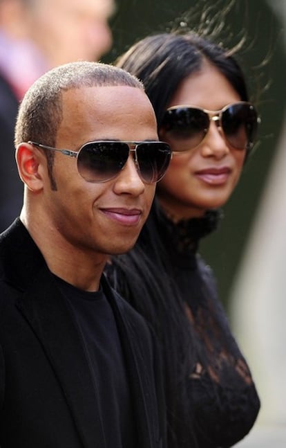 Lewis Hamilton y Nicole Scherzinger, han sido fotografiados juntos en Los Ángeles tras poco más de un mes de la noticia de su separación oficial "por motivos profesionales". La cantante del grupo de música pop The Pussycat Dolls y el piloto de Fórmula 1 han estado juntos casi dos años, pero rompieron el pasado mes de enero debido a sus carreras profesionales, según dijeron entonces. No era la primera vez que la pareja se separaba, el deportista de 25 años decidió, en septiembre de 2009, acabar con la relación al sentirse presionado para dar el paso del compromiso.