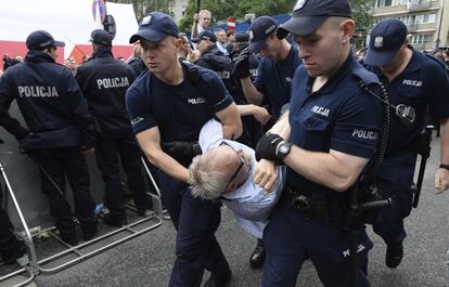 La policía se lleva a un manifestante, en el área del Parlamento en Varsovia.