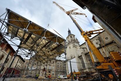 Una grúa mueve este miércoles la cubierta que protegerá la catedral de Vitoria.