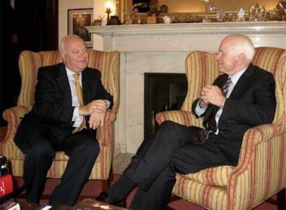 El ministro de Asuntos Exteriores español, Miguel Angel Moratinos, conversa en una reunión con el senador por Arizona y ex candidato presidencial Republicano, John McCain.