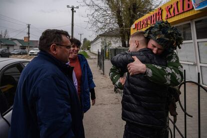 Un soldado se despide de su familia en la aldea de Orikhiv. El presidente ucranio, Volodímir Zelenski, ha anunciado que el secretario de Estado de Estados Unidos, Antony Blinken, y el titular de Defensa, Lloyd Austin, viajarán a Kiev este domingo para reunirse con él y discutir qué tipo de ayuda militar necesita para combatir la invasión de Rusia.