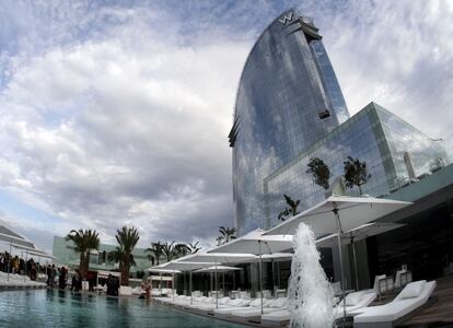 El establecimiento hotelero de del grupo norteamericano W ha sido construido por el arquitecto Ricardo Bofill que lo define como una "escultura marina".