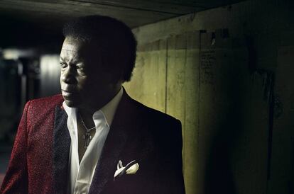 Lee Fields posa para ICON en un pasadizo del madrileño Teatro Lara antes de dar un concierto.