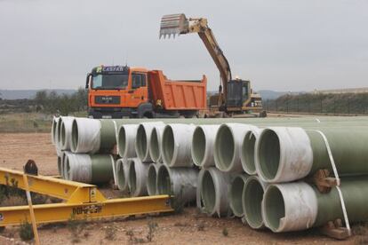 Tuberías preparadas para la construcción del canal Segarra-Garrigues en la población de Alcanó, en la comarca de Les Carrigues.