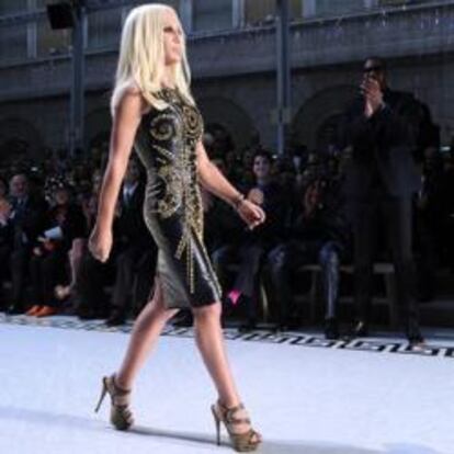 Donatella Versace con uno de los vestidos de la nueva colección de Versace para H&M