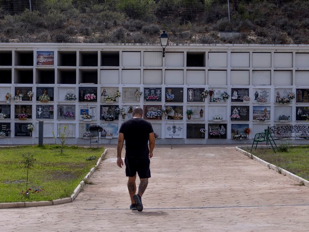 "Iglesia de Cádiz cede cementerio a Barbate: un intercambio histórico que redefine la relación entre ambas localidades"