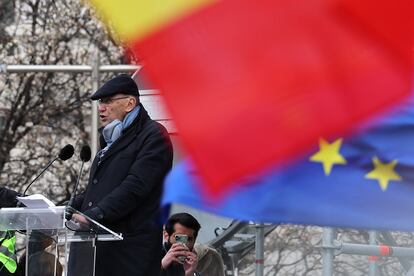 El fundador de Vox, Alejo Vidal-Quadras, interviene durante la concentración este sábado en la plaza de Cibeles de Madrid.