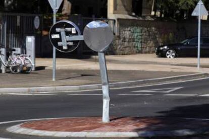 Señal de tráfico en Salamanca contra la que chocó este jueves Rosa Valdeón.