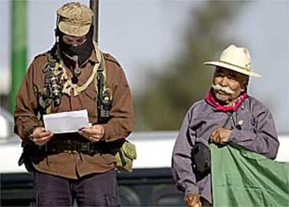 El subcomandante Marcos habla a los estudiantes en la víspera de su marcha sobre el Congreso.