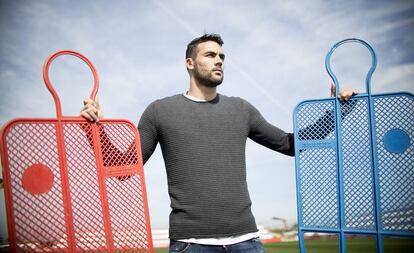 Iborra posa en la ciudad deportiva del Sevilla.