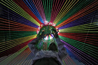 Un hombre decora una iglesia antes de las celebraciones navideñas en Ahmedabad (India).