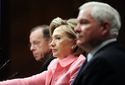 18 de mayo de 2010. La secretaria de Estado de Estados Unidos, Hillary Clinton (c), testifica ante el comité de Relaciones Exteriores del Senado sobre la reducción del armamento nuclear, acompañada por el jefe de la Junta de Jefes de Estado Mayor, el almirante Michael Mullen (i), y por el secretario de Defensa, Robert Gates, en el Capitolio de Washington. Clinton anunció un acuerdo para endurecer las sanciones a Irán por su plan nuclear.