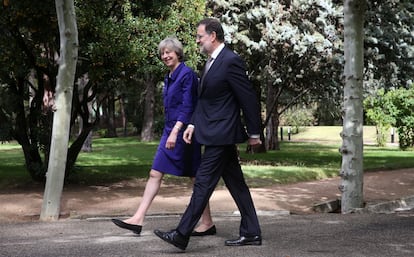 Reunión del expresidente español, Mariano Rajoy, y la primera ministra británica, Theresa May, en el palacio de la Moncloa el 13 de octubre de 2016. Durante las negociaciones para acordar un pacto de salida entre el Gobierno británico y la UE, el futuro de Gibraltar siempre ha estado sobre la mesa.
