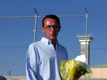 Antonio Camacho, a la salida de prisión, en julio de 2004.