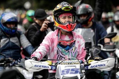 Un motociclista participa en una protesta en Bogotá, Colombia, en 2022.