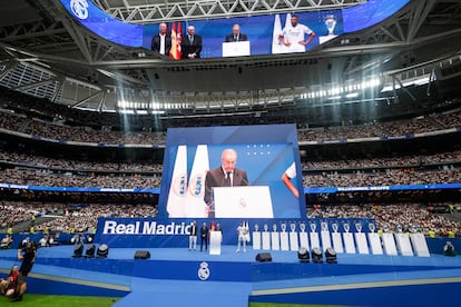 El presidente del Real Madrid, durante la presentación de Mbappé ante la afición blanca. 