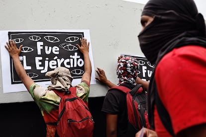 Estudiantes y padres de los 43 estudiantes de Ayotzinapa protestan este miércoles, en Ciudad de México, previo al décimo aniversario de su desaparición.