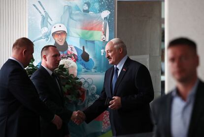 Lukashenko a su llegada al colegio electoral, este domingo en Minsk.