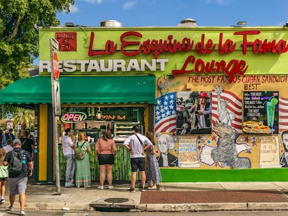 Turistas junto a un restaurante de comida cubana en Miami (Florida), el pasado febrero.