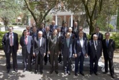 GRA272 MADRID,16/07/2013.- El presidente del Gobierno, Mariano Rajoy posa con los integrantes del Consejo Empresarial para la Competitividad, integrado por los presidentes de las grandes empresas españolas, con quienes se reunió hoy en el complejo de La Moncloa para analizar la evolución de la crisis y las reformas que está poniendo en marcha EFE/ Presidencia del Gobierno/Diego Crespo