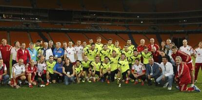 La expedición de la selección posa en el Soccer City con la Copa del Mundo.