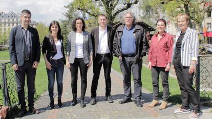El coordinador general de EH Bildu, Arnaldo Otegi, entre Joan Tardá y Marta Rovira, ambos de ERC, el pasado abril en Ginebra.