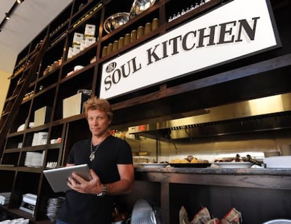 Bon Jovi en el interior de su restaurante solidario. 