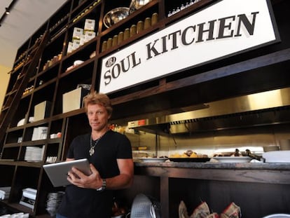 Bon Jovi en el interior de su restaurante solidario. 