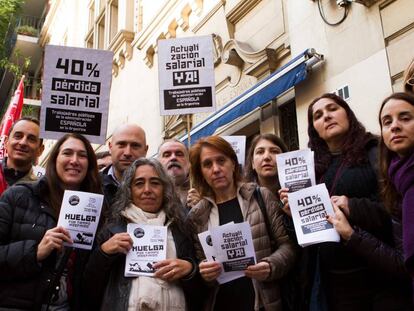 Trabajadores concentrados ante la oficina de empleo de España en Buenos Aires.
