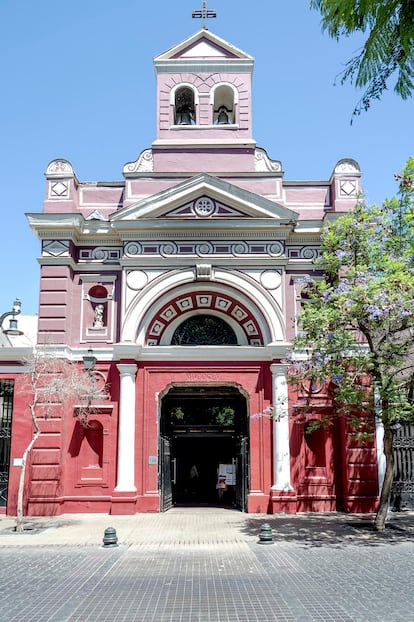 La capilla de Nuestra Se?ora de Veracruz, en la misma calle Lastarria, es uno de los emblemas de Santiago de Chile.