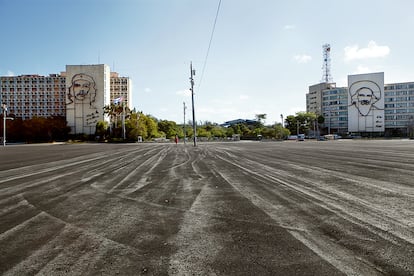 En 'La plaza vacía' (2012), Coco Fusco visita una desértica plaza de la Revolución de La Habana para meditar sobre espacio púlbico, la promesa revolucionaria y la memoria.