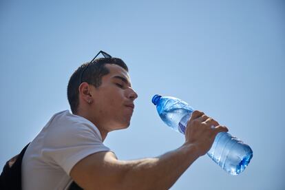 Un joven bebe agua, el martes en Madrid. En intensidad, esta ola es comparable con la más fuerte desde que hay registros, la de agosto del año pasado, y con la segunda peor, la de junio de 2019.