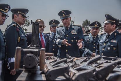 Cienfuegos encabeza una ceremonia de destrucción de armas de fuego que el Ejército mexicano confiscó al crimen organizado mediante operativos especiales, en marzo del 2018.