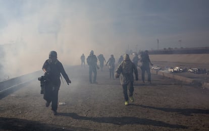 Migrantes de la caravana centroamericana huyen de los gases lacrimógenos lanzados por agentes de EE UU, en Tijuana (México). Un grupo de la caravana de migrantes ha conseguido superar el dispositivo policial mexicano en el cruce de Chaparral.